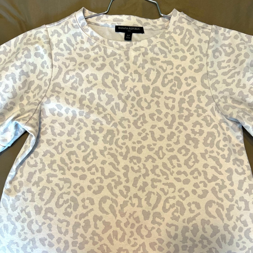🌺 2/$8🌺 Banana Republic Short Sleeve Top